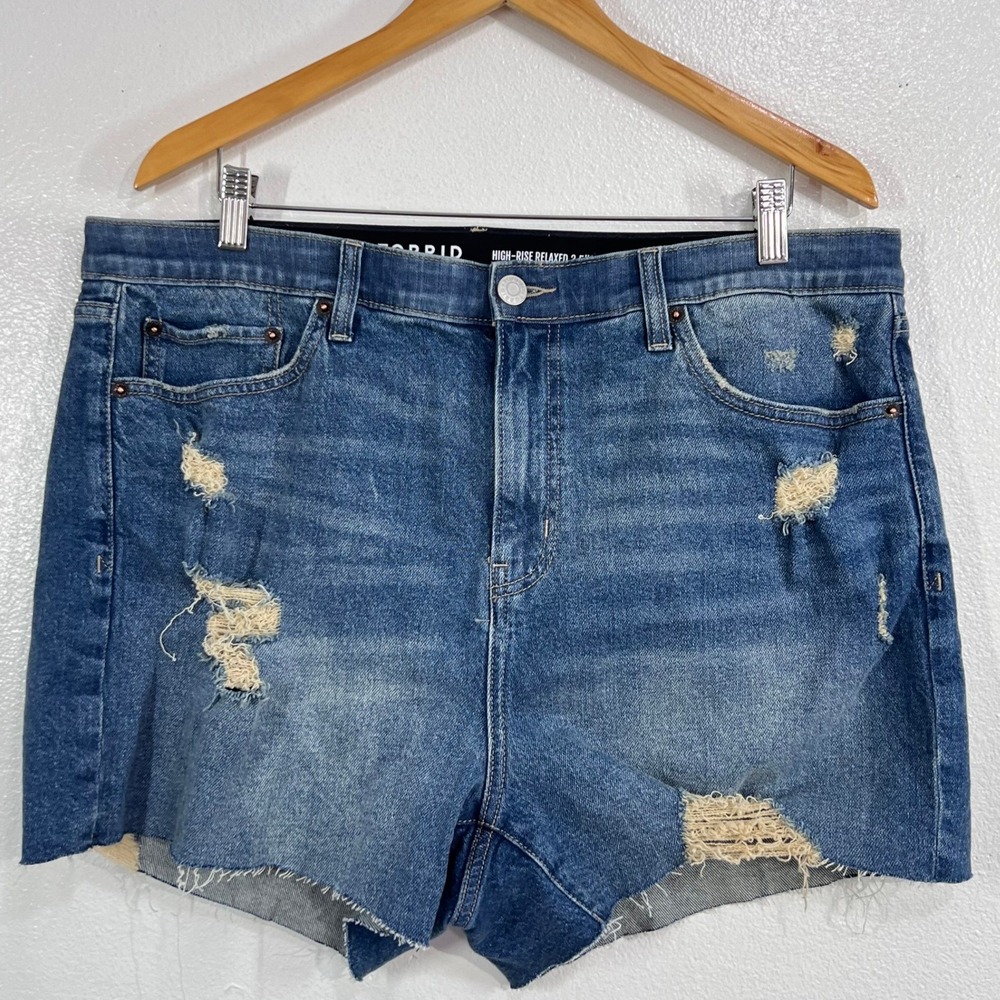 Torrid High-Rise Relaxed 3.5 Short Size 14 Blue Distressed Denim Raw Hem Casual - Picture 2 of 10